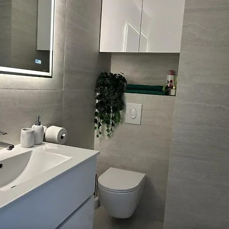Malibu Apartament, * ベナルマデナ